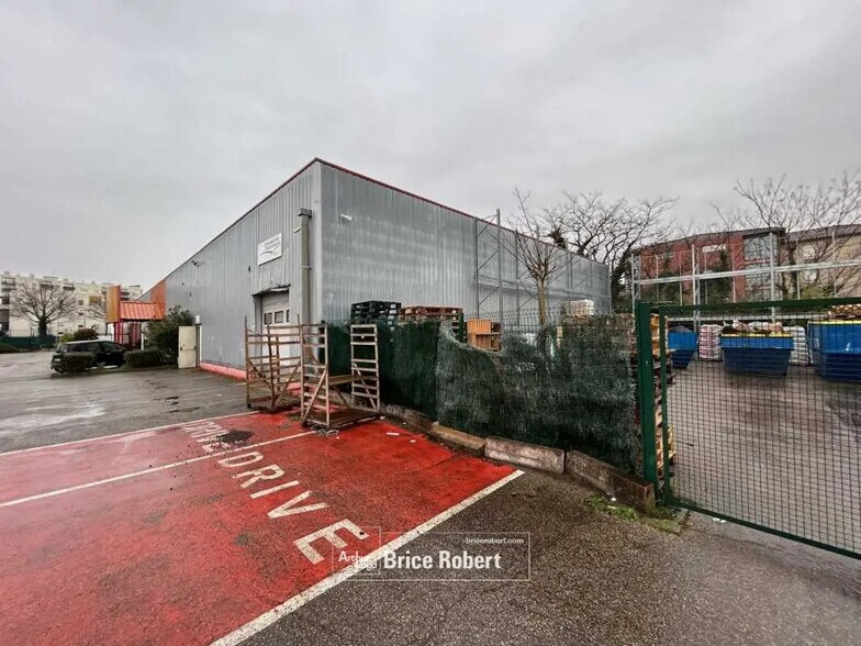 Flex dans Saint-Priest à louer - Photo du bâtiment - Image 2 de 12