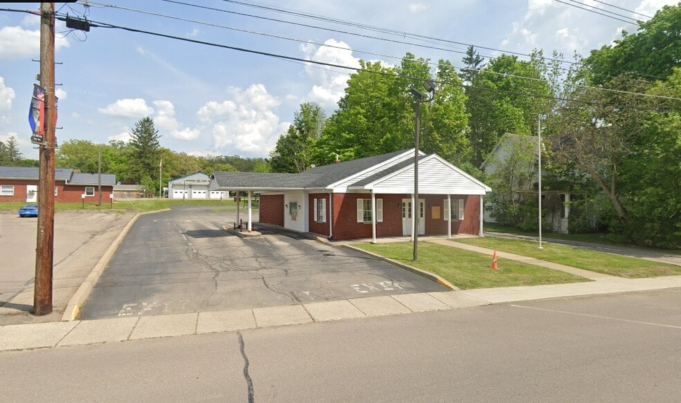 Community Bank Surplus Real Estate portefeuille de 3 propriétés à vendre sur LoopNet.ca - Photo du bâtiment - Image 1 de 3