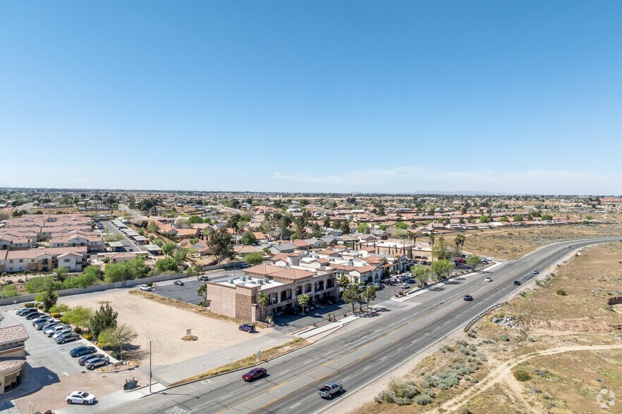 12998 Hesperia Rd, Victorville, CA à louer - Aérien - Image 2 de 4