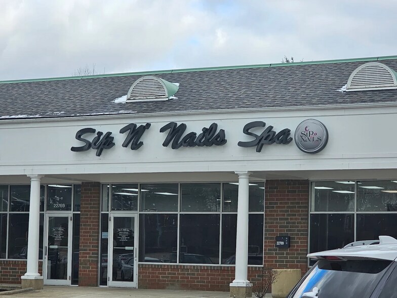 22707-22807 Rockside Rd, Bedford, OH à louer - Photo du bâtiment - Image 3 de 7