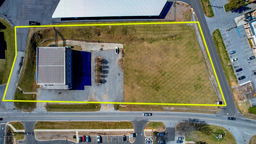 135 Sugarloaf Rd, Hendersonville, NC for sale - Building Photo - Image 2 of 16