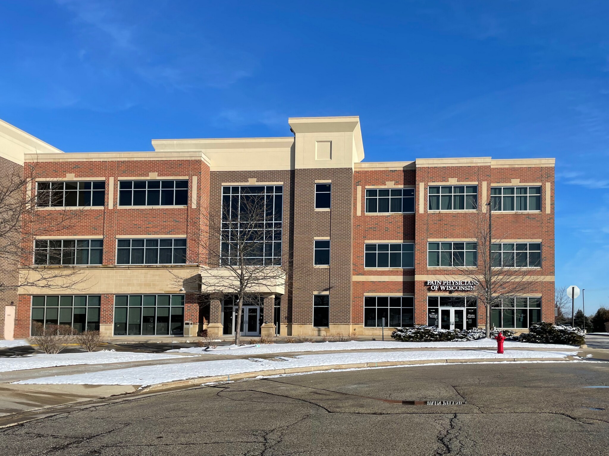 4202 W Oakwood Park Ct, Franklin, WI for lease Building Photo- Image 1 of 3