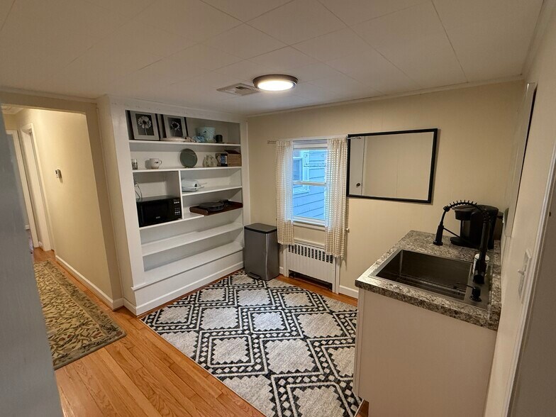 241 Albany Tpke, Canton, CT à louer - Photo du bâtiment - Image 1 de 10