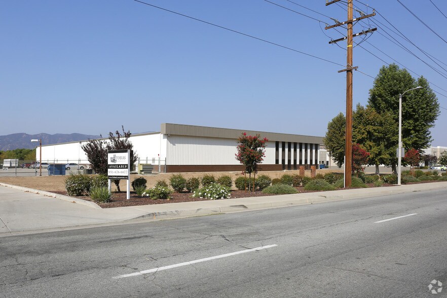 17999 Collier Ave, Lake Elsinore, CA à vendre - Photo du bâtiment - Image 2 de 11
