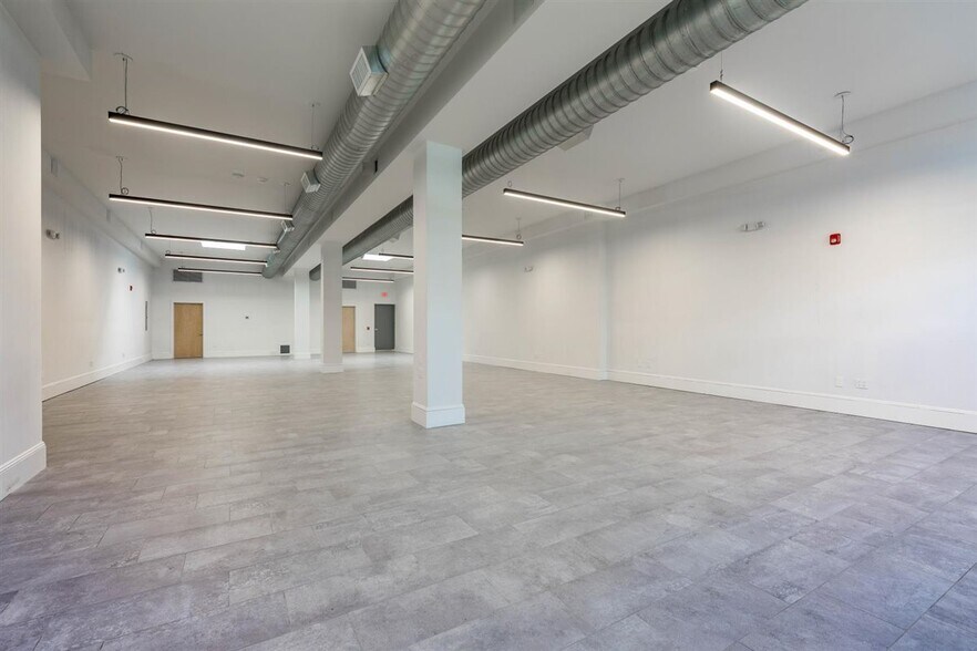 166 Main St, Port Washington, NY à louer - Photo du bâtiment - Image 3 de 18