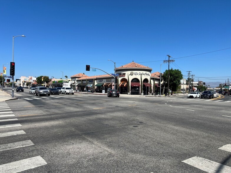 18501-18517 Ventura Blvd, Tarzana, CA for lease - Building Photo - Image 1 of 3
