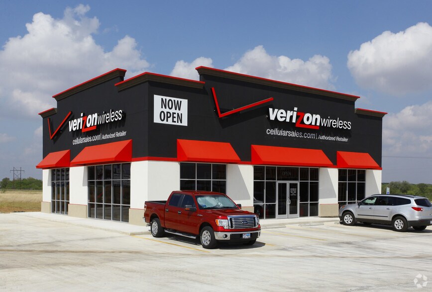 2128 W Oaklawn Rd, Pleasanton, TX for lease - Primary Photo - Image 2 of 10