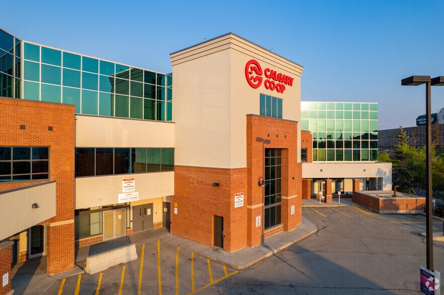 8720 Macleod Trl SE, Calgary, AB à louer - Photo du bâtiment - Image 1 de 13
