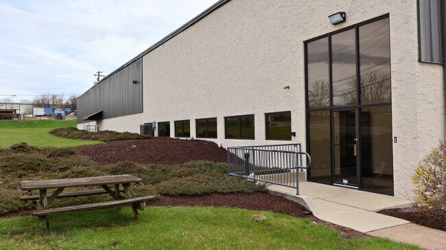 Plus de détails pour 300 Russell Dr, Middletown, PA - Industriel à louer