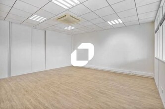 Office in Champagne-au-Mont-d'Or for lease Interior Photo- Image 2 of 5