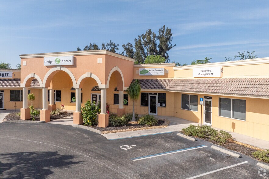 11637 Kelly Rd, Fort Myers, FL à louer - Photo du bâtiment - Image 3 de 6
