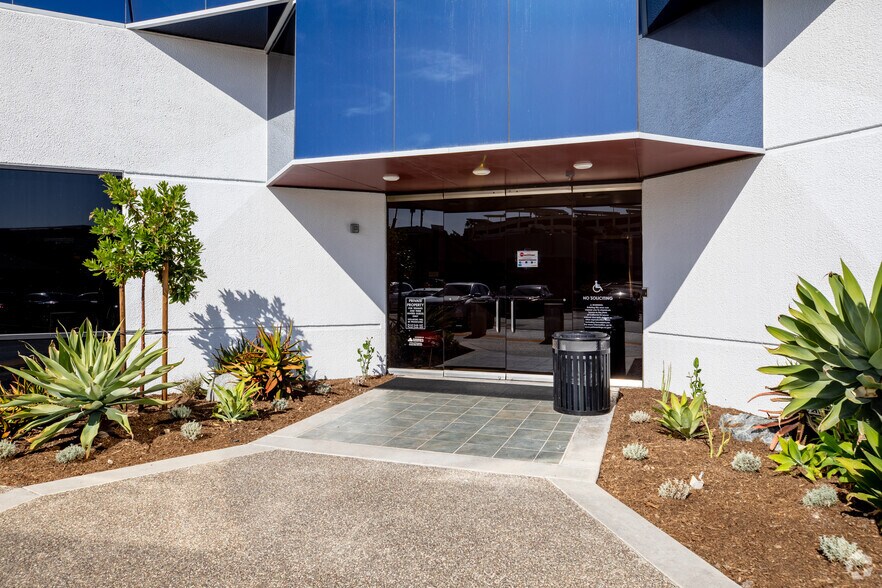 5625 Ruffin Rd, San Diego, CA à vendre - Photo du bâtiment - Image 3 de 16