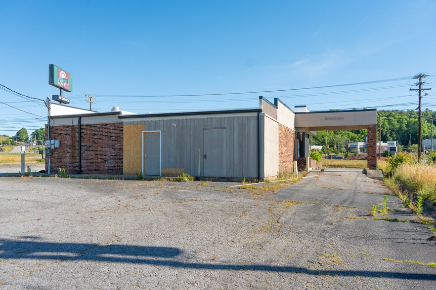 1303 Curtis Bridge Rd, Wilkesboro, NC à vendre - Photo du bâtiment - Image 3 de 11