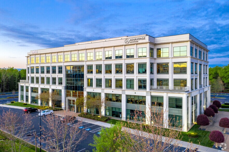 3525 Whitehall Park Dr, Charlotte, NC à louer - Photo du bâtiment - Image 3 de 25