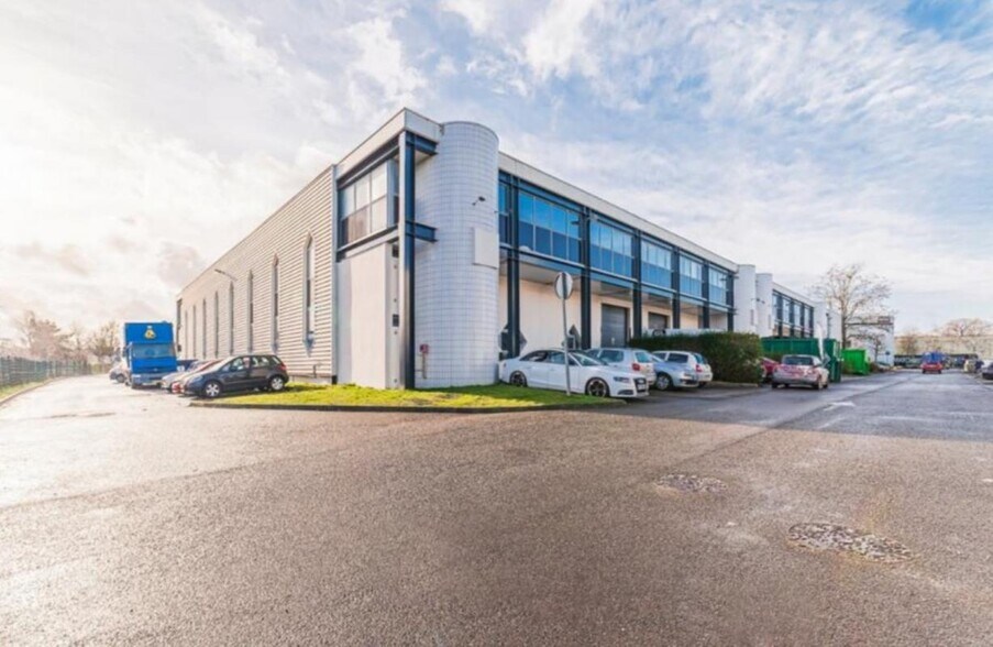 Flex dans Élancourt à louer - Photo du bâtiment - Image 1 de 14