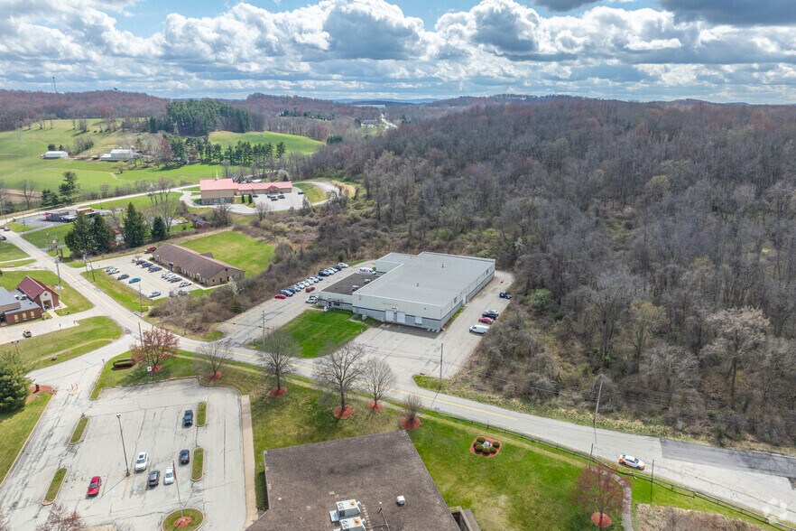 401 Paintersville Rd, Hunker, PA à vendre - Photo du bâtiment - Image 2 de 5