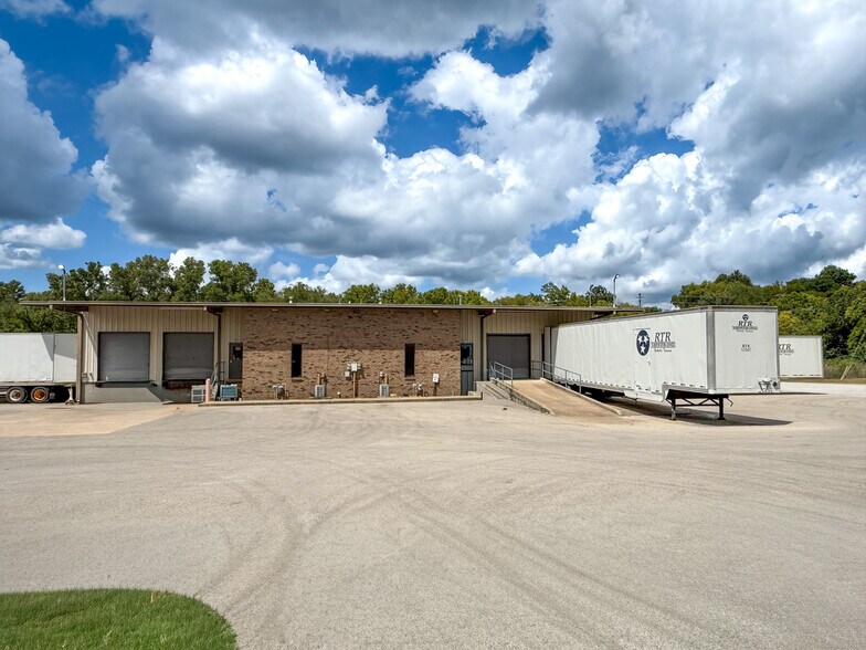 1217 Tradewinds Dr, Columbia, TN à louer - Photo du bâtiment - Image 1 de 2