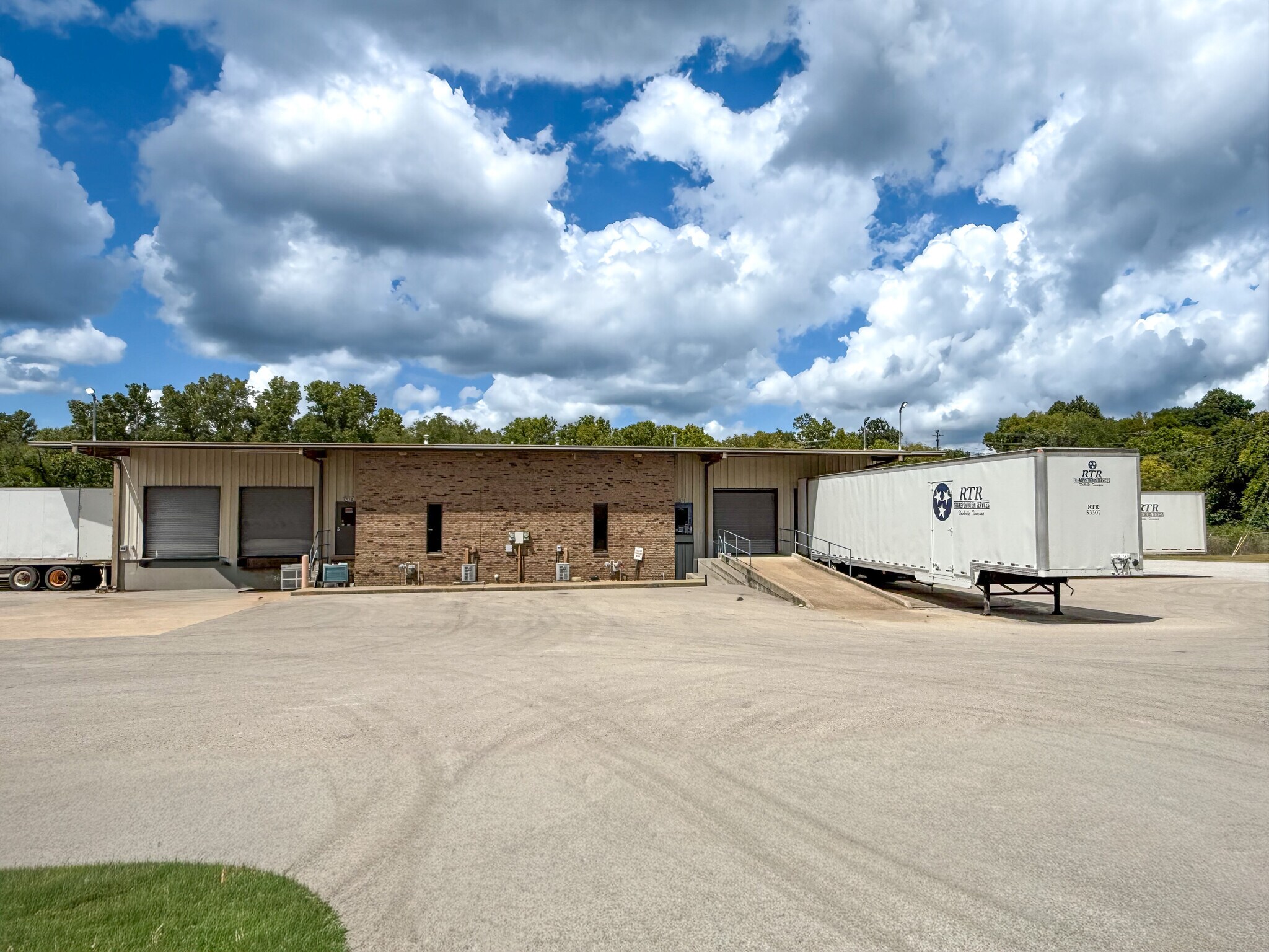 1217 Tradewinds Dr, Columbia, TN à louer Photo principale- Image 1 de 3