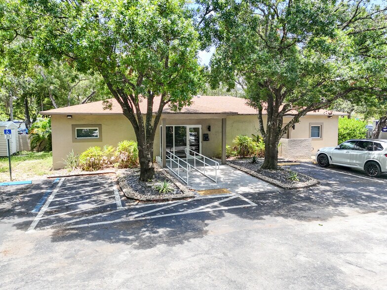 Poinciana Park - Office Portfolio portfolio of 2 properties for sale on LoopNet.ca - Building Photo - Image 2 of 27