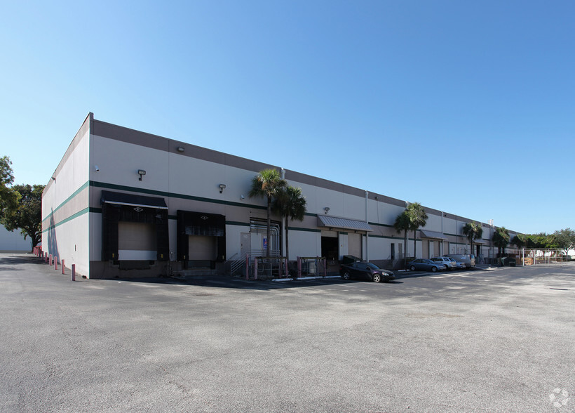 7840-7880 Central Industrial Dr, Riviera Beach, FL for lease - Building Photo - Image 2 of 8