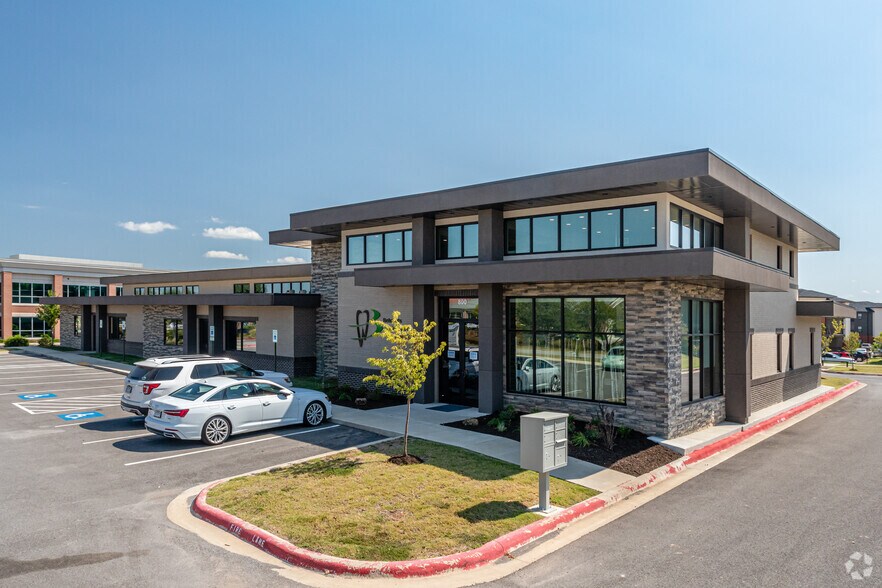 800 SE Plaza Ave, Bentonville, AR for lease - Primary Photo - Image 1 of 5