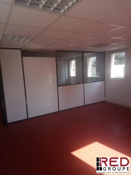 Flex in Meyreuil for lease - Building Photo - Image 1 of 4