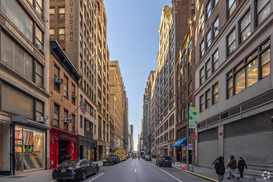 237 W 37th St, New York, NY for lease - Building Photo - Image 2 of 5