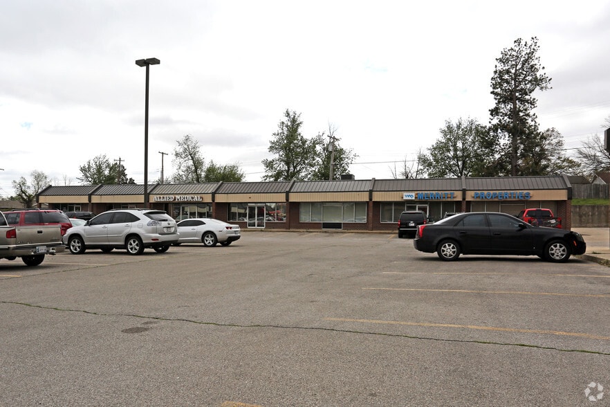 Peachtree Square Shopping Center portfolio of 3 properties for sale on LoopNet.ca - Primary Photo - Image 3 of 5