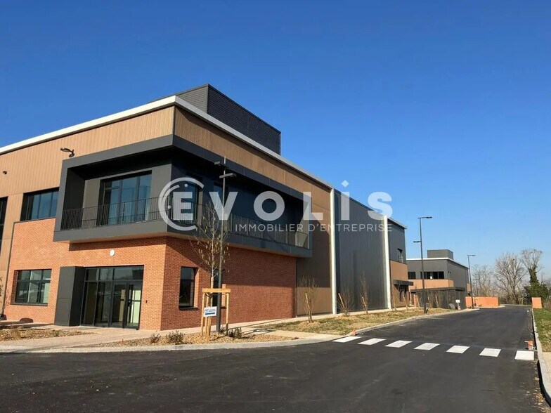 Flex dans Saint-Priest à louer - Photo du bâtiment - Image 3 de 19