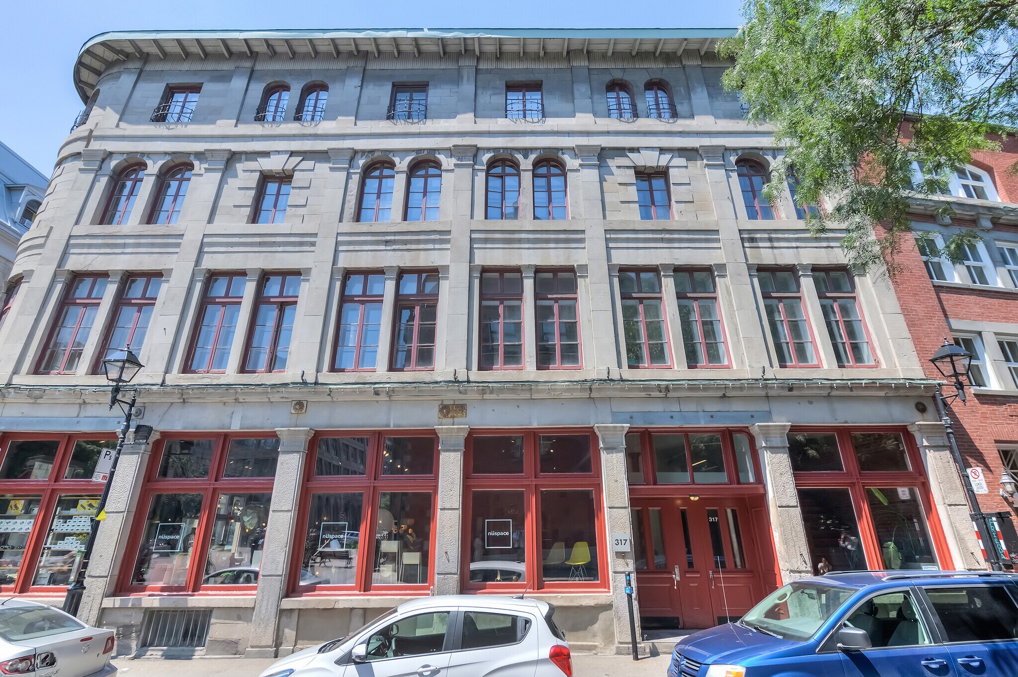 317-333 Pl d'Youville, Montréal, QC for sale Primary Photo- Image 1 of 1