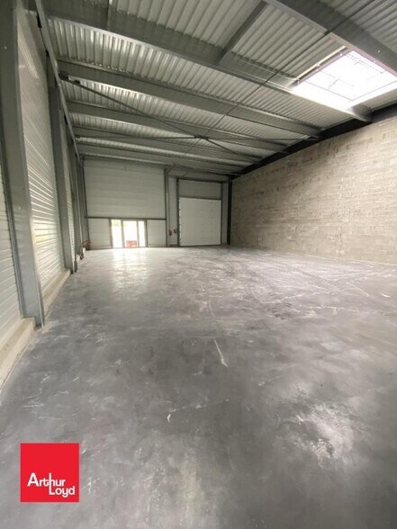 Flex in Mainvilliers for lease - Interior Photo - Image 3 of 5