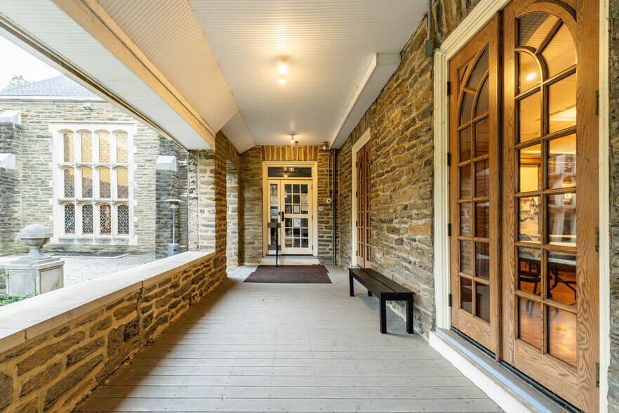 190 Camp Hill Rd, Fort Washington, PA à vendre - Photo du bâtiment - Image 3 de 51