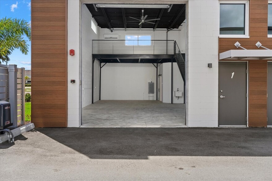6566 Palmer Park Cir, Sarasota, FL for sale - Building Photo - Image 3 of 20
