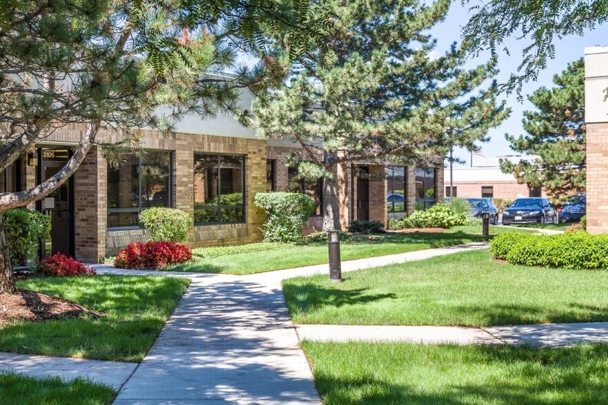 3125 N Wilke Rd, Arlington Heights, IL à vendre - Photo du bâtiment - Image 2 de 8