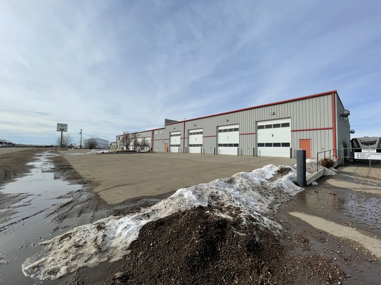 1782 32 St SW, Medicine Hat, AB for lease - Building Photo - Image 2 of 3