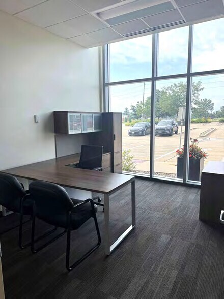 4201 42nd St NE, Cedar Rapids, IA for lease - Interior Photo - Image 2 of 8