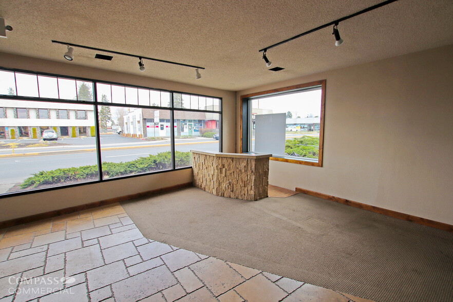 165 NE Greenwood Ave, Bend, OR for lease - Building Photo - Image 3 of 5