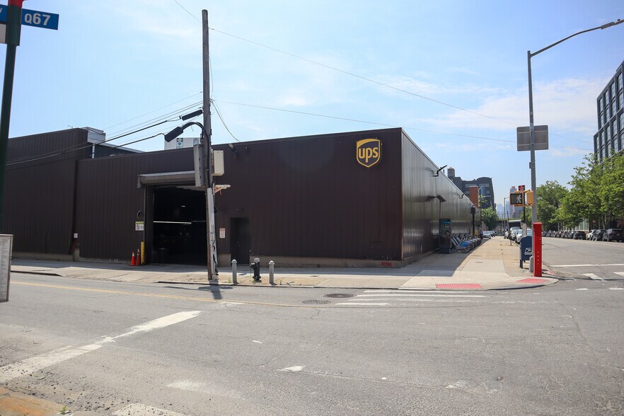 49-10 27th St, Long Island City, NY à louer - Photo du bâtiment - Image 2 de 7