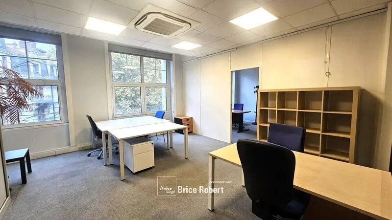 Office in Lyon for lease - Interior Photo - Image 2 of 8