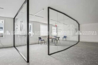 Office in Puteaux for lease Interior Photo- Image 1 of 2