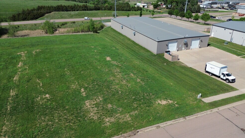 4000 E Wilcox St, Sioux Falls, SD à vendre - Photo du bâtiment - Image 2 de 6