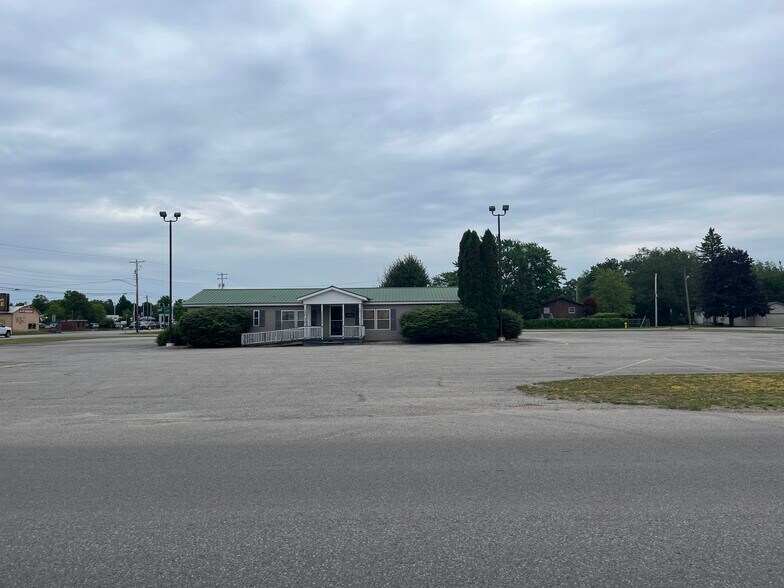 810 N Birch St, Kalkaska, MI à vendre - Photo du bâtiment - Image 2 de 30