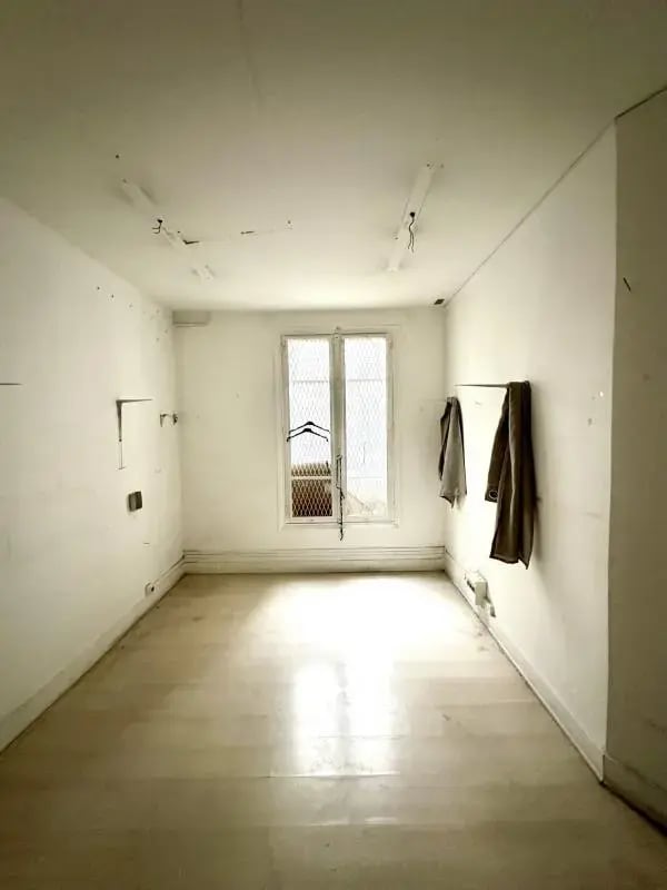 Retail in Paris for lease Interior Photo- Image 1 of 6