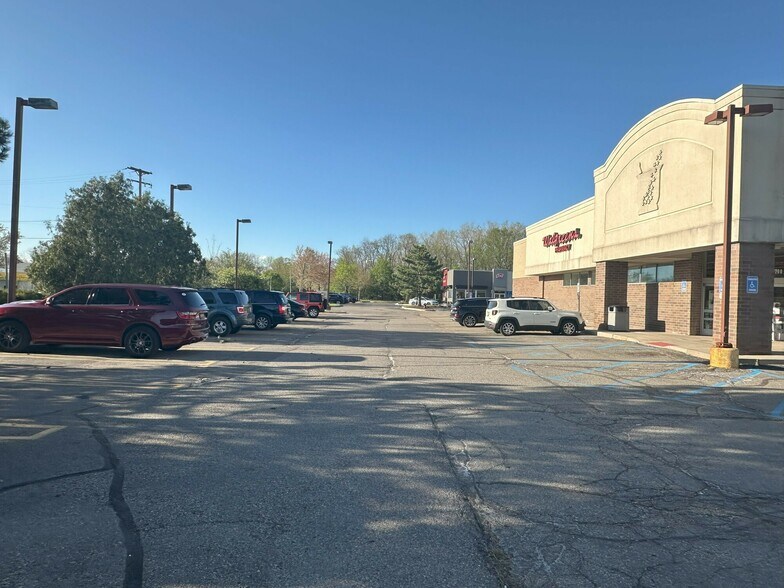 29200 6 Mile Rd, Livonia, MI à vendre - Photo du bâtiment - Image 3 de 6