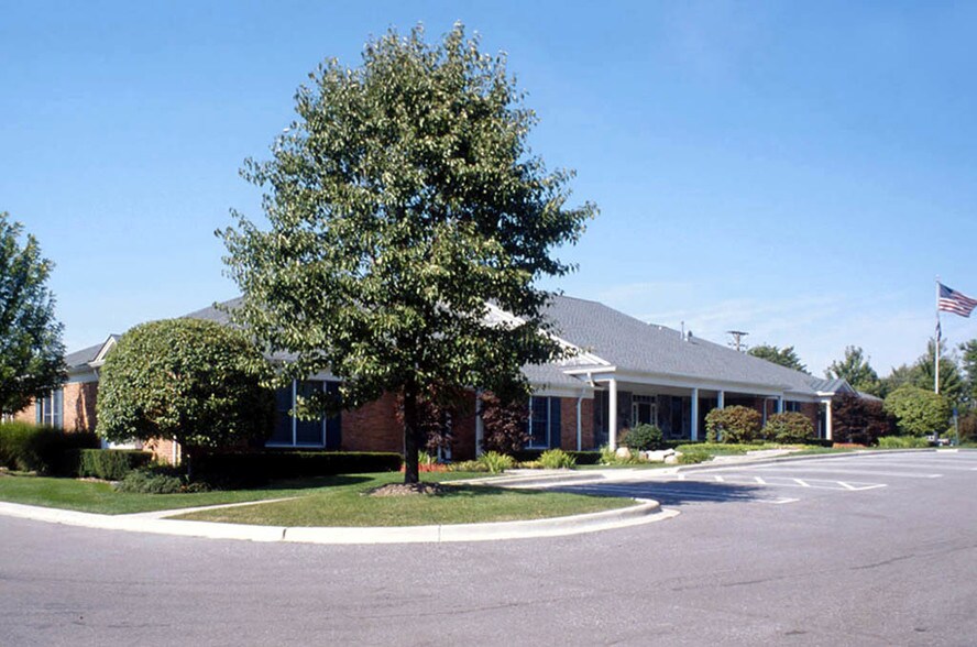 21599 W 11 Mile Rd, Southfield, MI à louer - Photo du bâtiment - Image 2 de 6