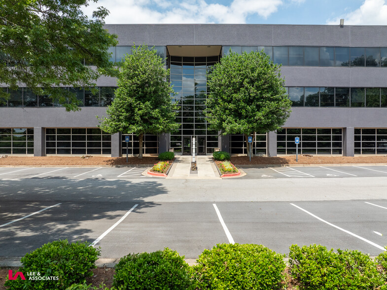 7840 Roswell Rd, Sandy Springs, GA for lease - Building Photo - Image 2 of 33