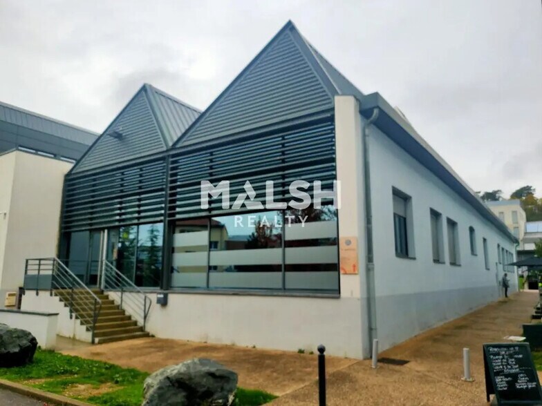 Office in Lyon for lease - Building Photo - Image 1 of 8