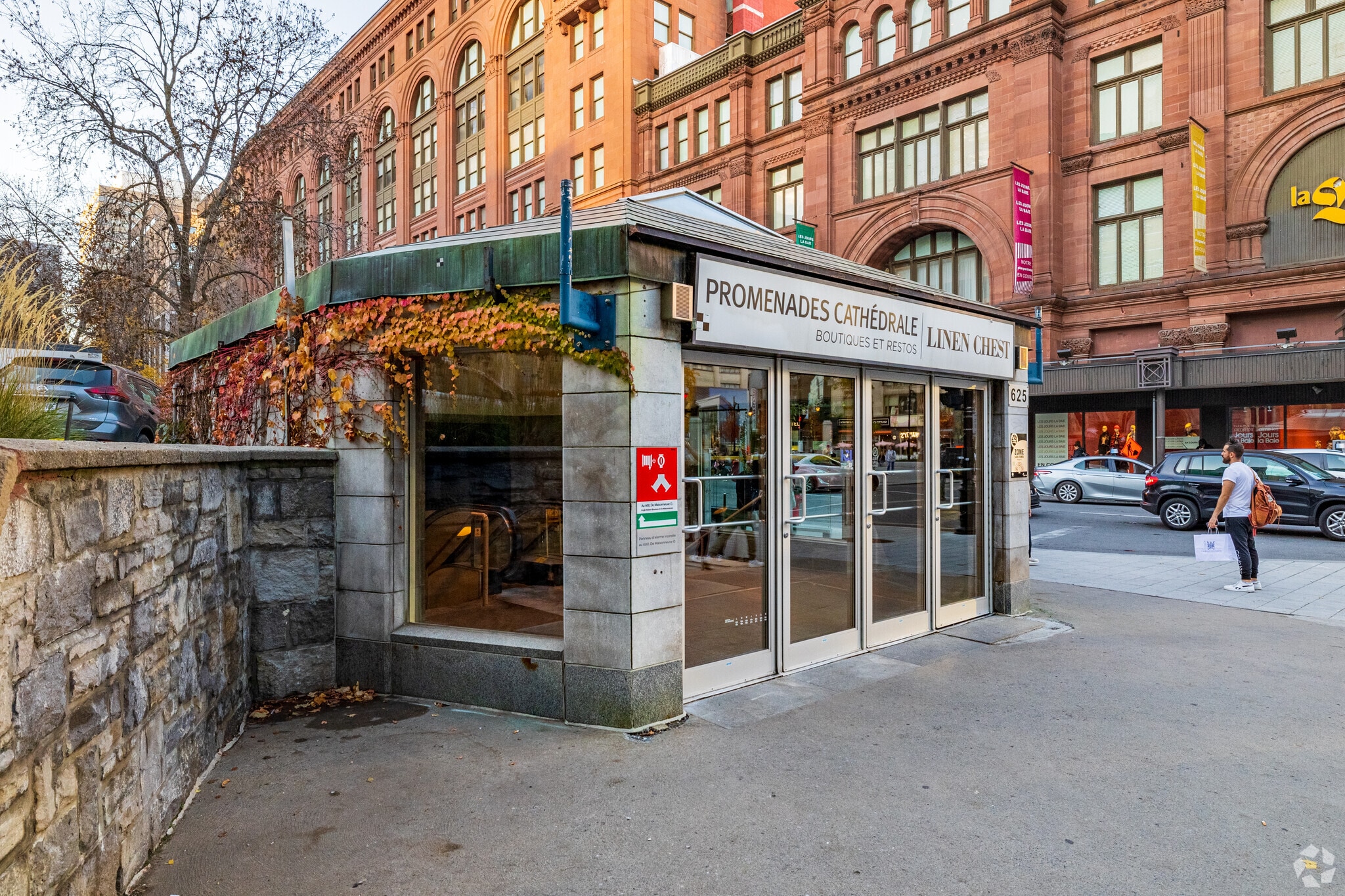 625 Rue Sainte-Catherine O, Montréal, QC for lease Primary Photo- Image 1 of 9