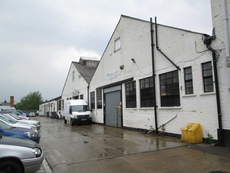 Bridge Rd, Camberley à louer - Photo du bâtiment - Image 2 de 2