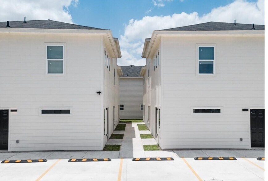 La Feria Multifamily Portfolio portefeuille de 3 propriétés à vendre sur LoopNet.ca - Photo principale - Image 2 de 8